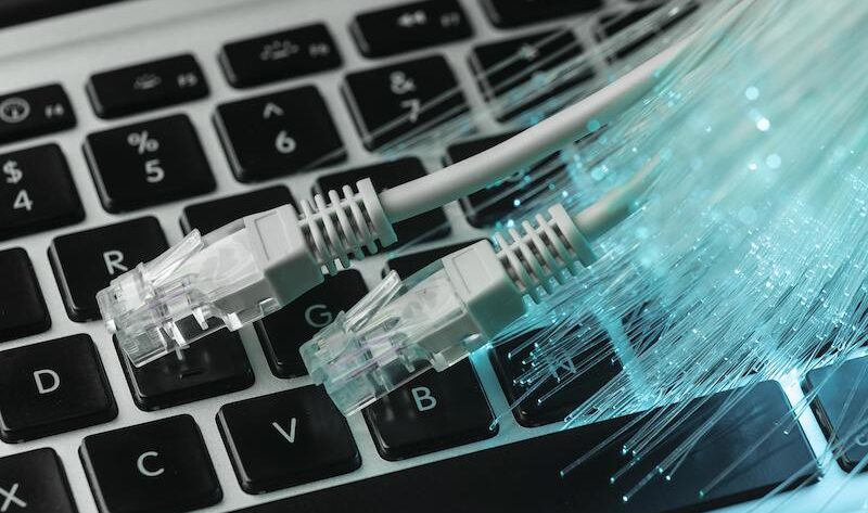 Bredband, fiber och ett tangentbord