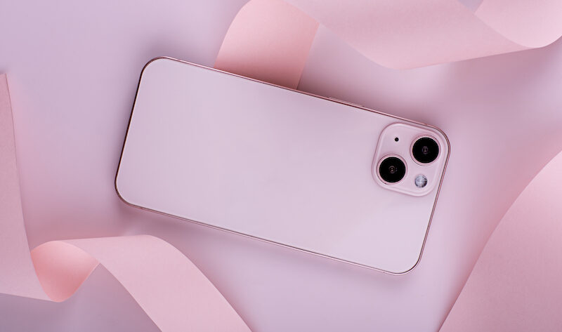 Rosa iPhone mot rosa bakgrund