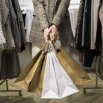 En kvinna med shoppingpåsar