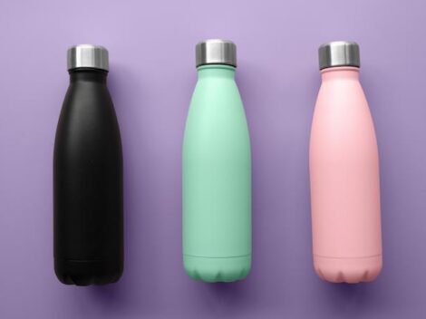 Tre vattenflaskor i olika färger