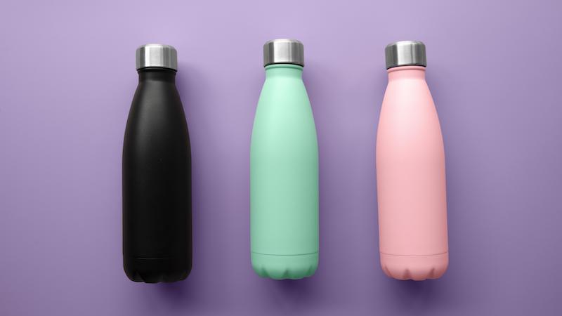 Tre vattenflaskor i olika färger