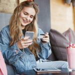 Tjej som shoppar online