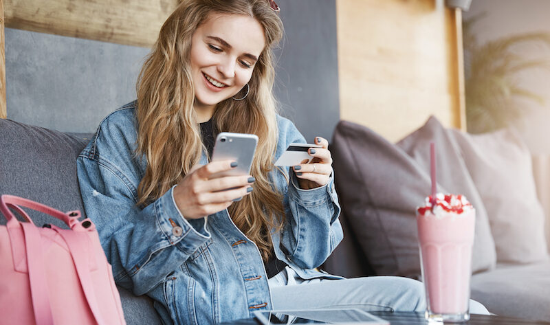 Tjej som shoppar online