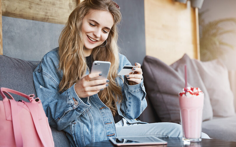 Tjej som shoppar online